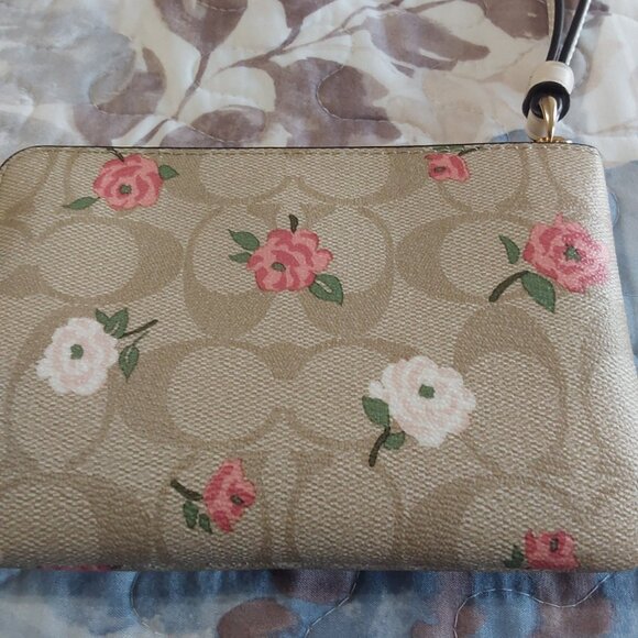 ***LOW START *** NWT Coach Corner Zip Wristlet - Picture 6 of 8
